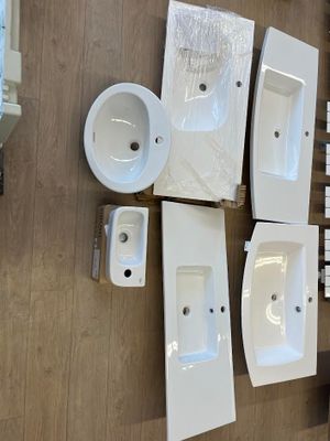 plusieurs éviers et un piano dans une pièce