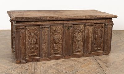 Coffre en bois mouluré et sculpté, à décor de cartouches et …