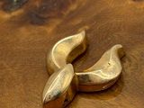 deux bananes posées sur une table en bois