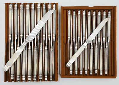 une paire de couverts dans un coffret en bois contenant un couteau
