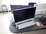 deux écrans et un clavier posés sur un bureau