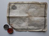 un vieux bout de papier sur lequel figurent un timbre et un cachet de cire