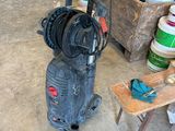 une machine posée à même le sol dans un garage