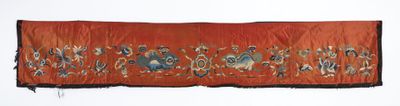 CHINE - Début XXe siècle Ornement de porte en soie orangé br…