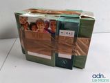 une boîte sur laquelle figure l'image d'un groupe d'enfants