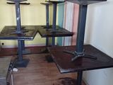 trois tables et deux bancs dans une pièce