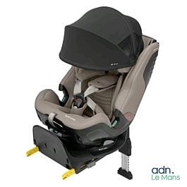 le siège auto pour bébé est fixé à l'arrière de la poussette