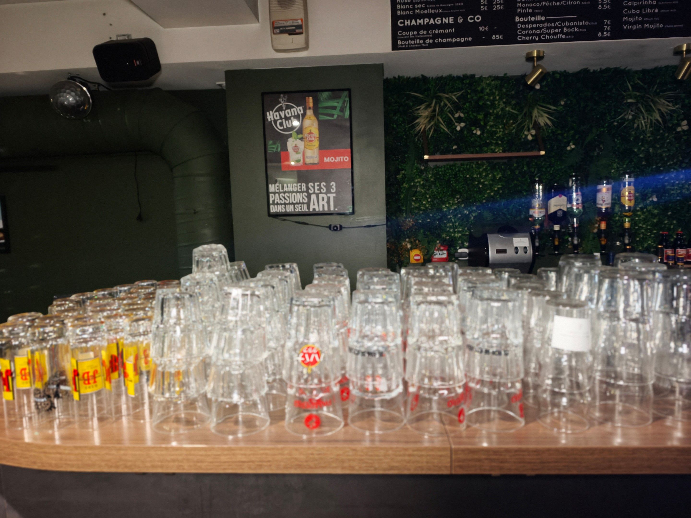 Lot d'environ 100 verres divers