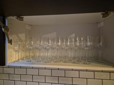 une étagère sur laquelle sont posés des verres à vin