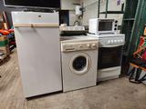 un réfrigérateur blanc et une cuisinière blanche dans une pièce