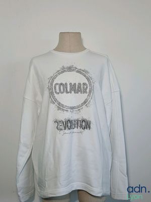 un gros plan sur une chemise portée par un mannequin, un mannequin, un mannequin, un mannequin, un mannequin, un mannequin, un mannequin, un mannequin