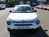 une voiture blanche garée dans un parking
