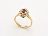 une image représentant une bague en or sertie d'un rubis et d'une topaze blanche