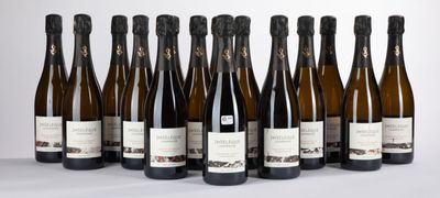 six bouteilles de vin sont alignées sur une table