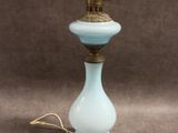 une lampe bleu clair posée sur une table