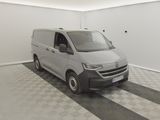 La camionnette est garée dans une salle propre dont le sol est recouvert d'un damier noir et blanc.