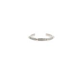 gros plan d'une bague en argent sur fond blanc