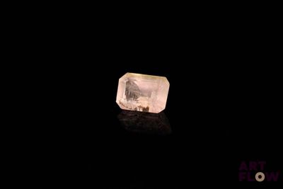 l'image d'un cristal transparent posé sur une surface noire