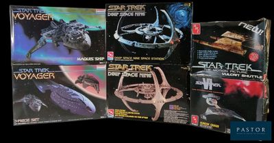 Plusieurs livres de Star Trek sont empilés les uns sur les autres