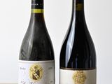 deux bouteilles de vin posées l'une à côté de l'autre sur une table en bois