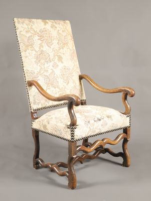 une chaise en bois dont l'assise est recouverte d'un tissu beige et blanc