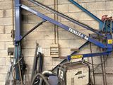 une photo d'un homme travaillant sur une grue dans un garage