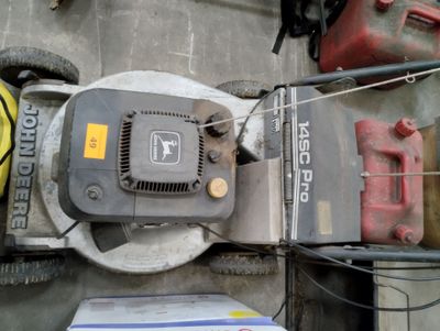 Tondeuse à gazon thermique JOHN DEERE, modèle ancien avec son jerrican - Photo 1