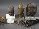 un grand nombre d'objets posés sur une table