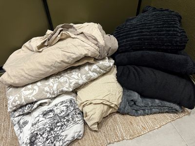 Divers draps et plaids (état d'usure)