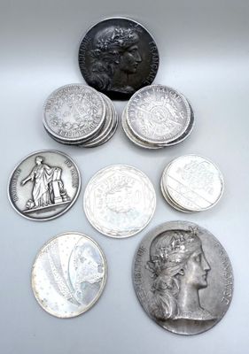 plusieurs pièces de monnaie sont disposées en cercle sur une surface blanche