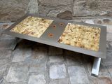 une table en métal sur laquelle se trouvent deux parts de pizza