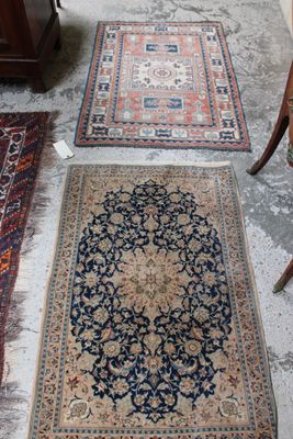 Plusieurs tapis orientaux sont disposés sur le sol dans une pièce