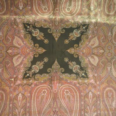 une image montrant un gros plan d'un motif paisley sur une nappe