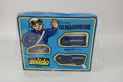 une boîte bleue sur laquelle figure la photo d'un homme en uniforme