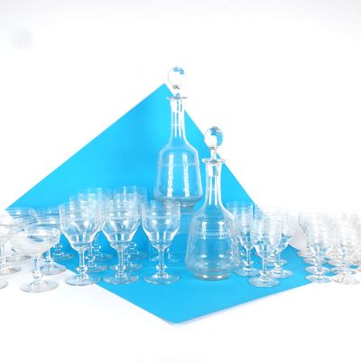 plusieurs verres à vin et une carafe posés sur une table