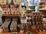 une table en bois sur laquelle sont posés de nombreux bocaux contenant de la nourriture