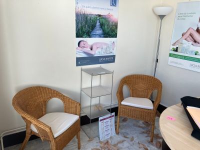 deux chaises en osier et une table dans un coin de la pièce