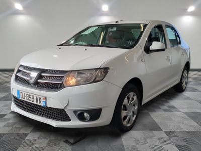 la photo d'une voiture blanche garée dans un garage