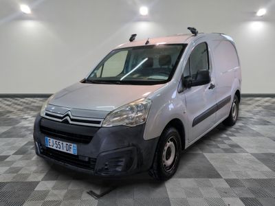 une camionnette Citroën garée dans une pièce au sol carrelé