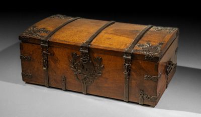 un coffre ancien en bois orné de sculptures élaborées sur les côtés