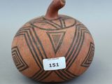 un gros plan d'un petit vase orné d'un motif