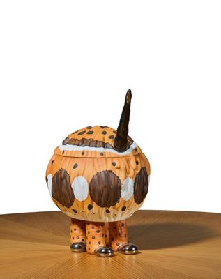 une figurine d'animal marron et blanche posée sur une table en bois