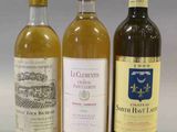 trois bouteilles de vin posées l'une à côté de l'autre sur une table