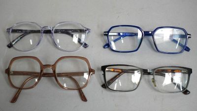 4 paires de lunettes de vue