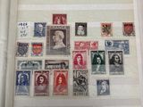 un livre ouvert sur lequel sont collés plusieurs timbres