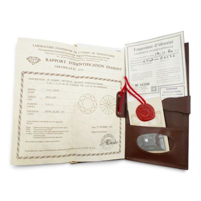 étui à passeport en cuir marron orné d'un cachet de cire rouge et d'un certificat