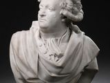 un buste en marbre blanc représentant un homme portant un châle