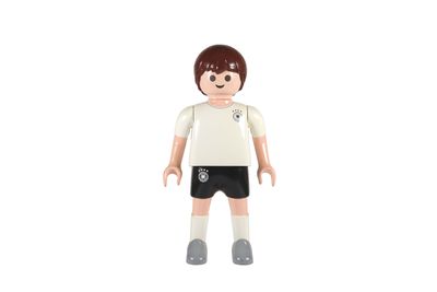 un jouet représentant un garçon en tenue de foot