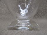 un vase en verre transparent avec un oiseau à l'intérieur