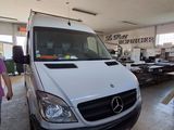 une camionnette blanche garée à l'intérieur d'un bâtiment